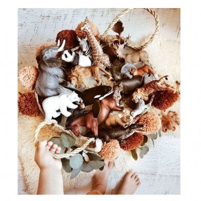 Coroa decorativa com animais de brinquedo e pompons castanhos em fundo branco