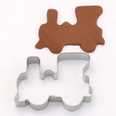 Cortador de biscoitos metálico em forma de comboio com biscoito de gengibre castanho