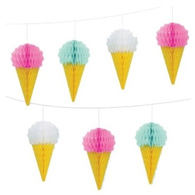 Decoração pendente em forma de cones de gelado coloridos em papel