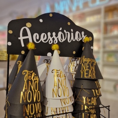 Chapéus de festa cónicos com mensagens de Ano Novo em preto, branco e dourado