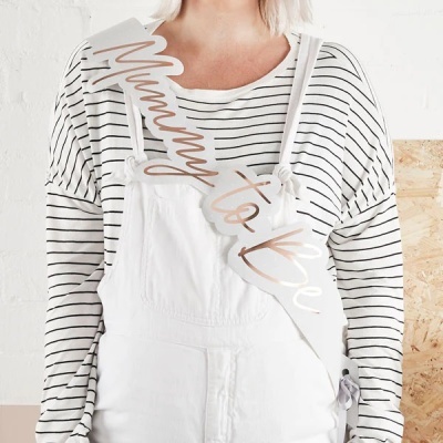 Macacão branco de algodão com camiseta branca riscada