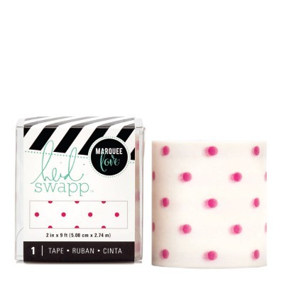 Fita decorativa branca com pontos rosa ao lado da embalagem transparenta com design a riscas pretas e brancas.
