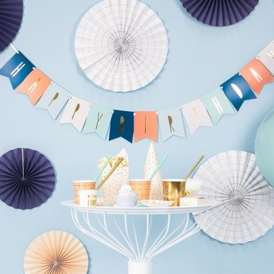 Decoração de aniversário com faixa HAPPY BIRTHDAY, balões e leques de papel coloridos