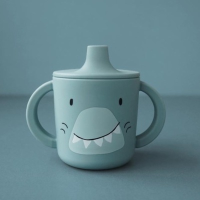 Caneca para crianças azul com duas pegas e desenho de rosto sorridente