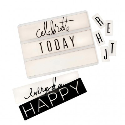 Placas de mensagem em branco e preto com letras móveis com texto Celebrate Today e everyday Happy