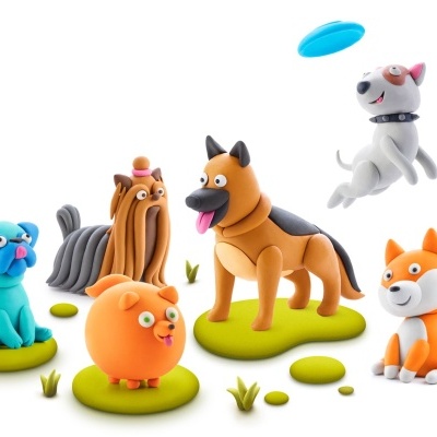 Figuras de cães em argila colorida em fundo branco