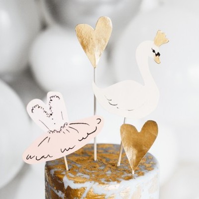Topo para bolo com figuras de papel incluindo cisne branco, corações dourados e saia de ballet rosa