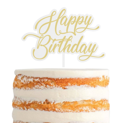 Bolo de camadas com cobertura branca e topper 'Happy Birthday' dourado