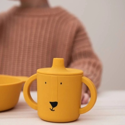 Copo infantil amarelo em silicone com tapa e desenho de urso.