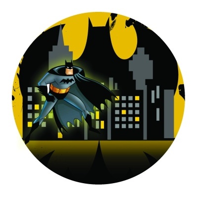 Imagem circular de Batman em pose dinâmica com fundo de edifícios urbanos e símbolo do Batman