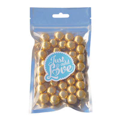 Pacote plástico com bolas douradas e etiqueta azul 'Just add Love'