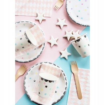 Conjunto de festa descartável com padrões rosas e estrelas coloridas em fundo rosa e azul pastel