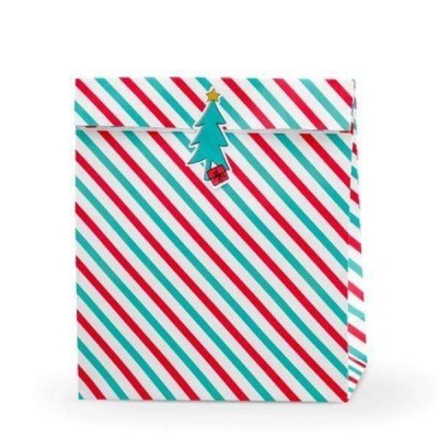 Saco de papel para presentes com padrão às riscas vermelhas, verdes e brancas e fecho com autocolante de árvore de Natal.