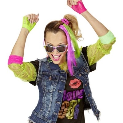 Pessoa vestindo roupa estilo anos 80 com colete de ganga e luvas de rede coloridas