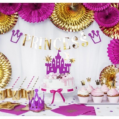 Decoração de festa de princesa com bolo, cupcakes, balão e painéis coloridos