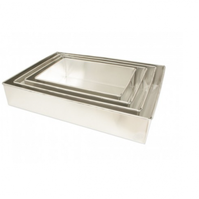 Conjunto de quatro formas retangulares de metal empilhadas