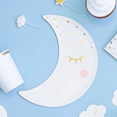 Placa decorativa de lua branca com detalhes dourados e rosto adormecido, copos, palhinhas, estrela e nuvens num fundo azul.