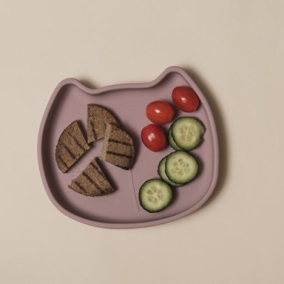 Prato infantil rosa em forma de gato com comida dividida
