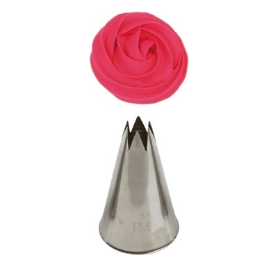 Bico de confeitar metálico com creme rosa em forma de flor