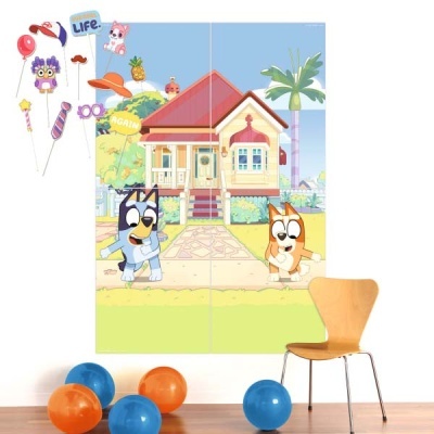 Painel decorativo com personagens animadas em frente a casa amarela e cadeira com balões no chão
