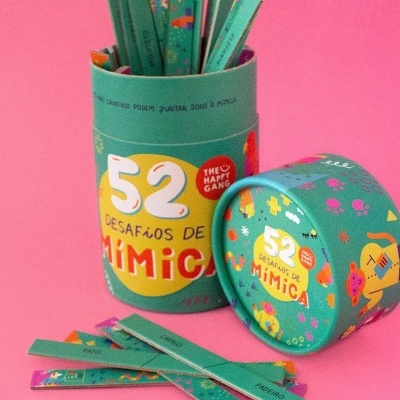 Recipiente cilíndrico colorido com palitos de papel para jogo de mímica