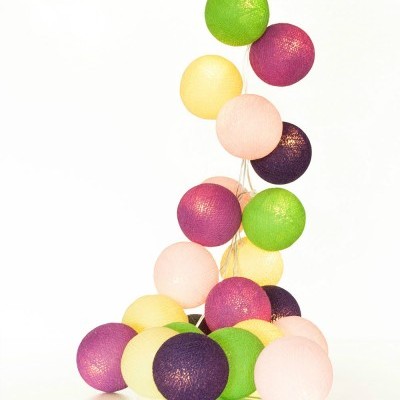 Luzes decorativas em bolas coloridas sobre fundo branco