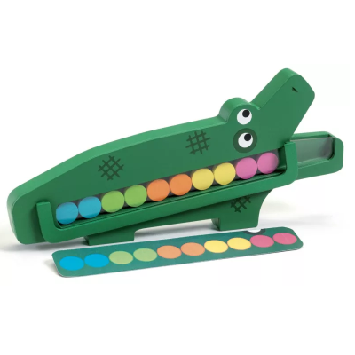 Brinquedo crocodilo verde com bolas coloridas