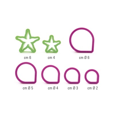 Conjunto de 7 cortadores plásticos em verde e cor-de-rosa em estrelas e gota, em fundo branco