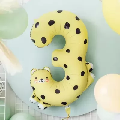 Balão amarelo em forma do número 3 com manchas pretas e desenho de leopardo