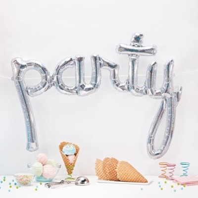 Decoração de festa com balões prateados 'party' e cones de gelado