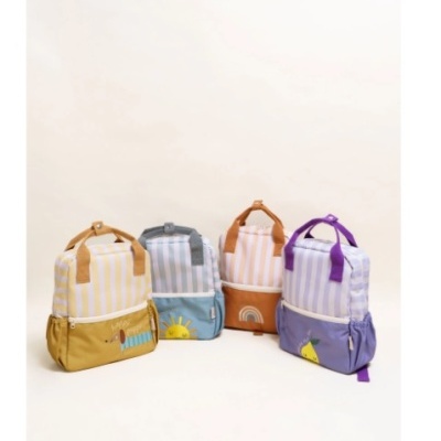 Quatro mochilas infantis às riscas com bolsos coloridos e ilustrações