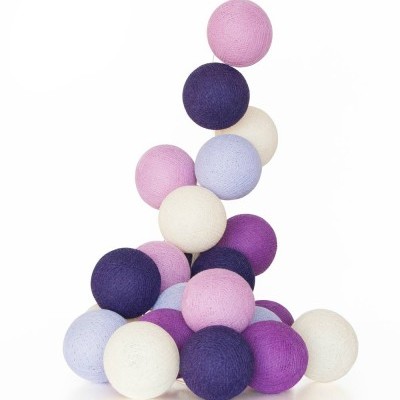 Esferas de fios coloridos em várias cores empilhadas