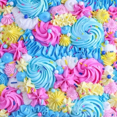 Confeitos coloridos e variados com texturas e padrões em tons de azul, rosa, amarelo e branco