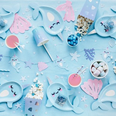 Utensílios e decoração festa infantil azuis e rosas com golfinhos e conchas