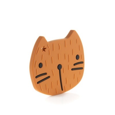 Suporte ou porta-copos laranja em forma de cabeça de gato com detalhes pretos e textura simples