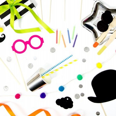 Acessórios de festa coloridos com bigode, chapéu e óculos em fundo branco