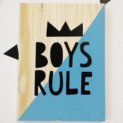 Placa de madeira com texto 'BOYS RULE' e decoração em azul e preto