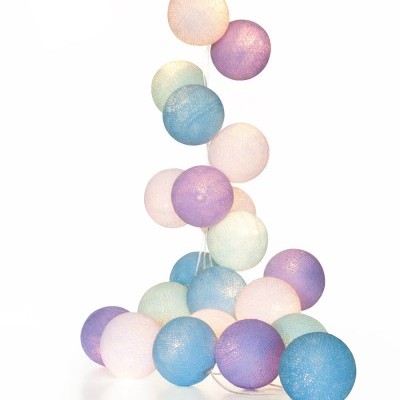 Luzes decorativas em forma de bolas coloridas pastel