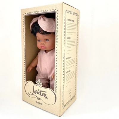 Boneca bebé de roupa rosa numa caixa de cartão bege com janela