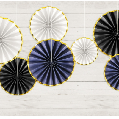 Decoração de parede com leques circulares em branco, negro e azul com bordas douradas