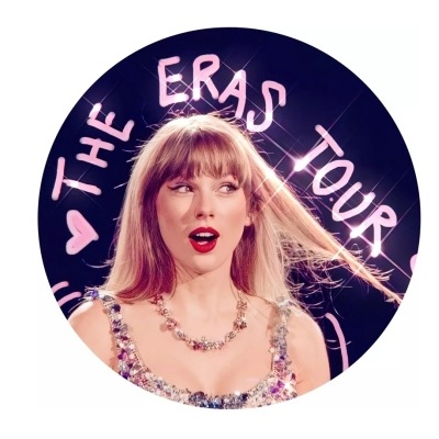 Mulher com vestido brilhante e colar, texto neon 'THE ERAS TOUR' no fundo