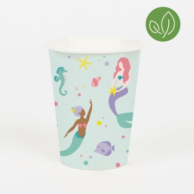 Copo descartável azul claro com ilustrações de sereias e vida marinha, ícone ecológico verde