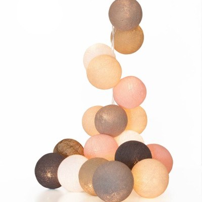Corda de luz com bolas de tecido coloridas em tons pastel