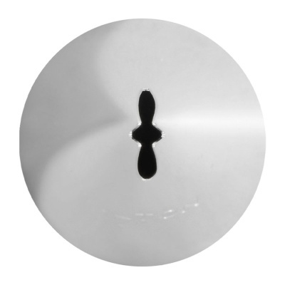 Cilindro metálico prateado com fenda para fechadura