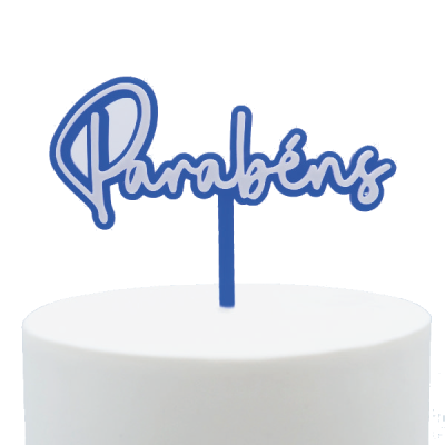 Topo de bolo azul com a palavra 'Parabéns' em bolo branco liso