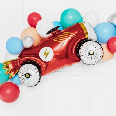 Balão em forma de carro vermelho com várias bolas coloridas ao redor