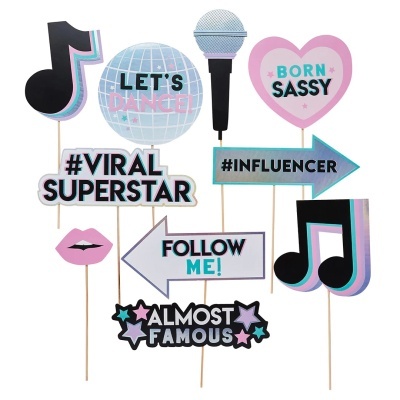 Plaquinhas para festa com frases em inglês e temas musicais em cores rosa, azul e preto