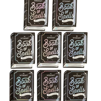 Sete livros pequenos pretos com texto colorido 'Book of Spells'