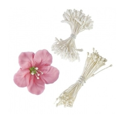 Flor artificial rosa com estames brancos e dois feixes de estames brancos