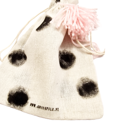 Saco de tecido cru com manchas pretas e pompom cor de rosa